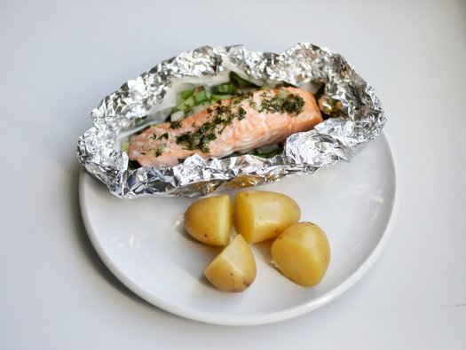 Salmon parcels with shiitake mushrooms