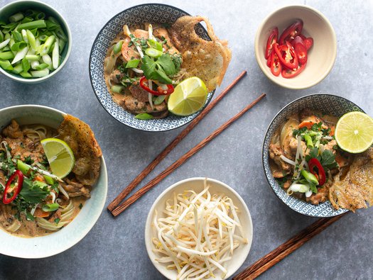 Fettuccine pasta in Khao soi curry