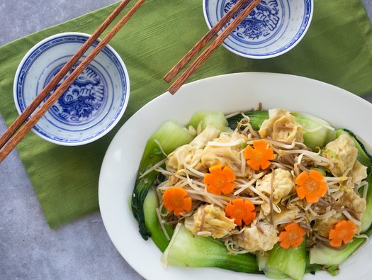 Wontons with tossed noodles