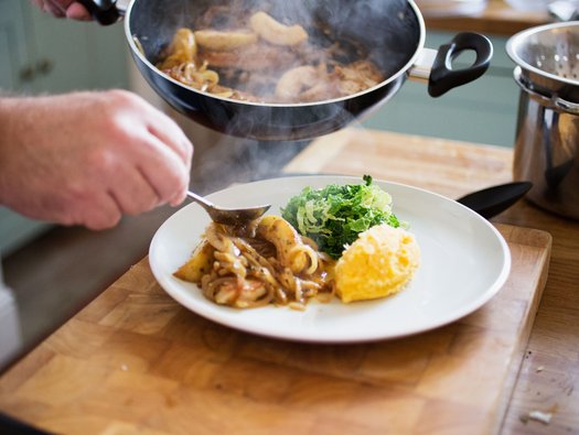 Pork medallions with apples and mustard