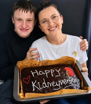 Karolina Holewinska-Suchanek - Oskar with kidneyversary cake