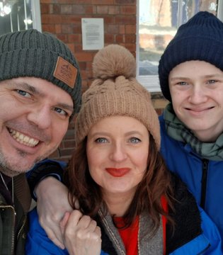 Karolina Holewinska-Suchanek - with Oskar and partner